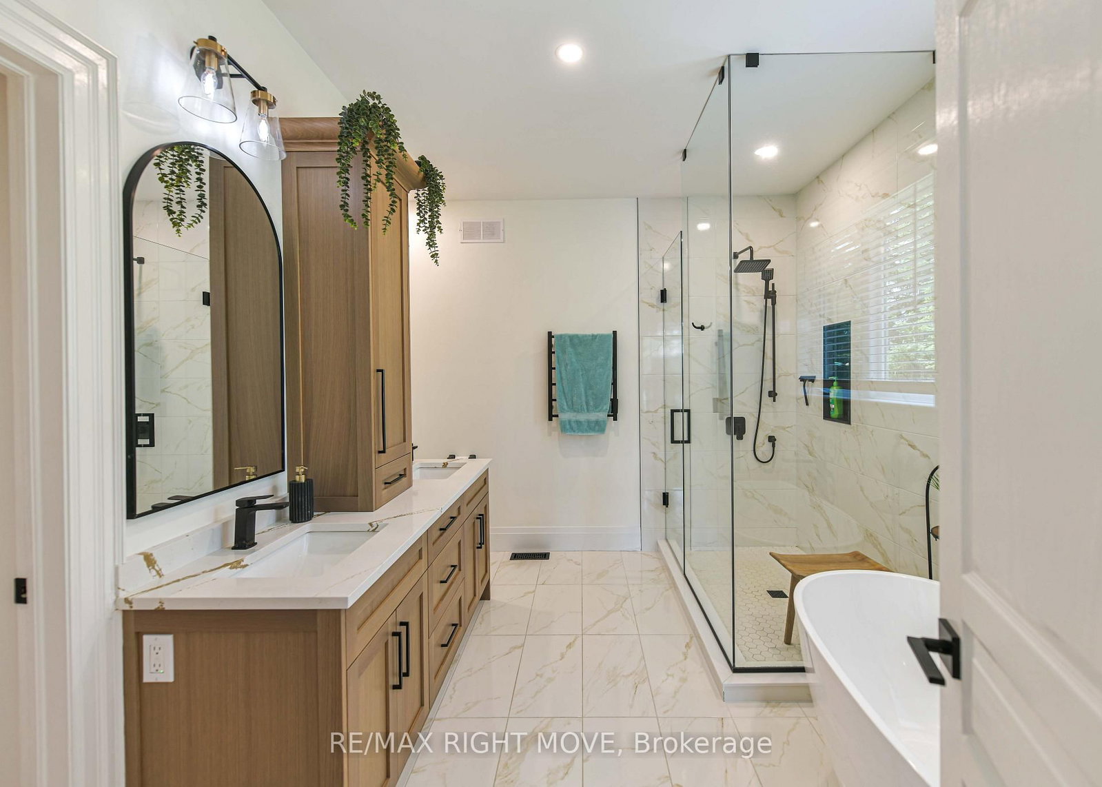 1043 Hurlwood Lane • Severn, ON photo 18