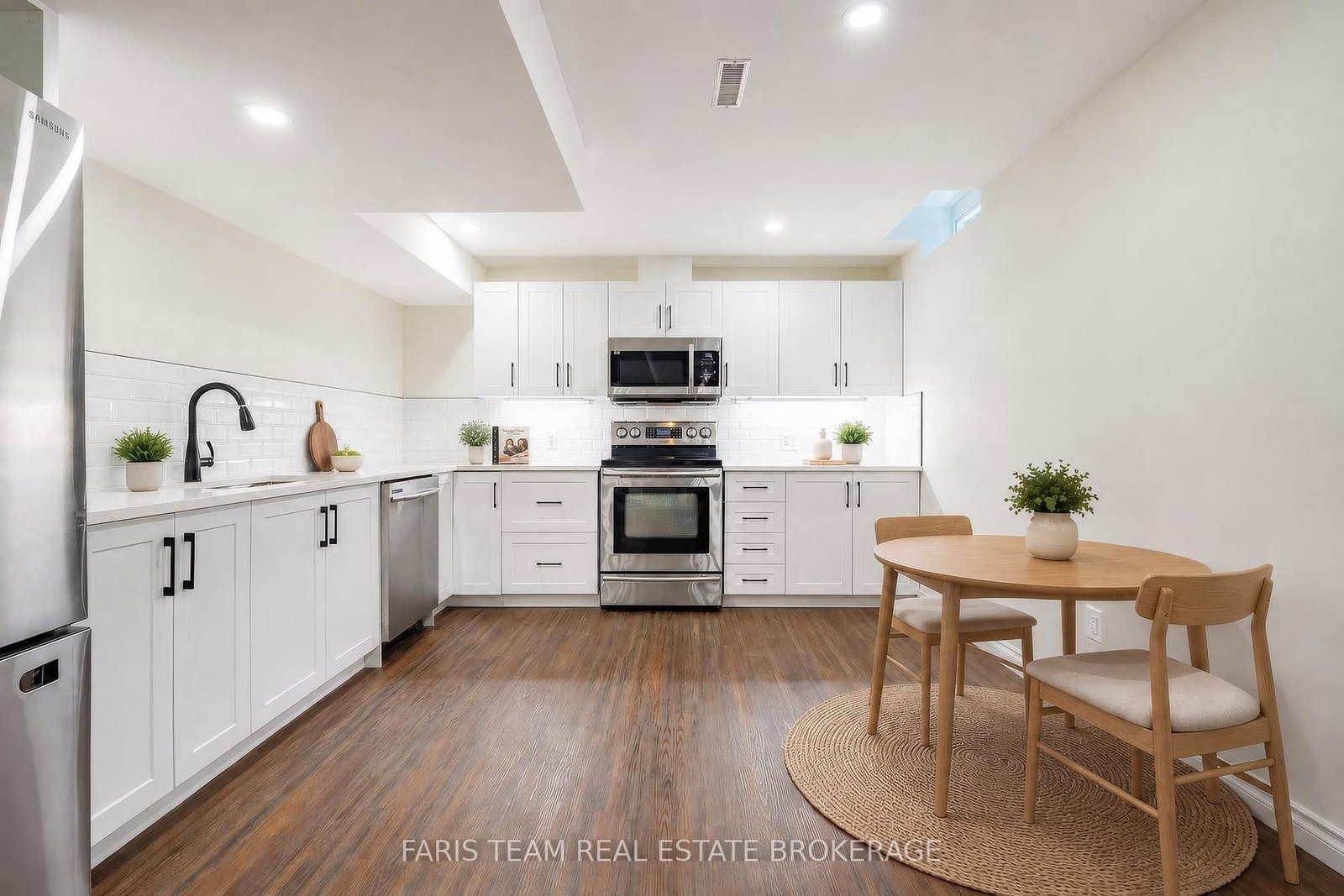 31 The Queensway • Barrie, ON photo 34
