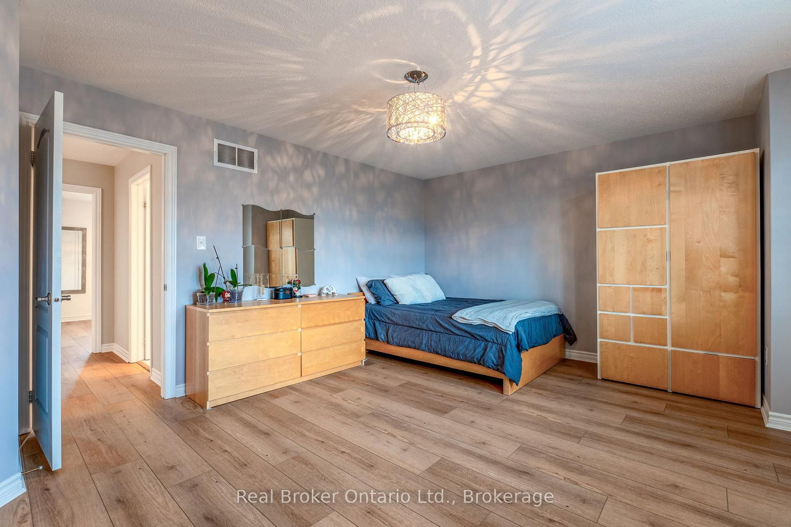 50 The Queensway • Barrie, ON photo 26