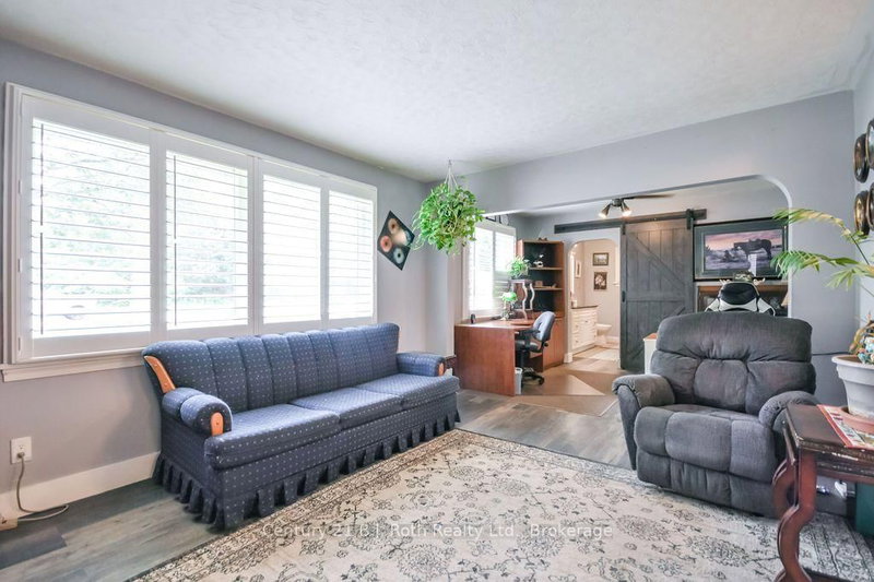 976 Yonge St photo 4
