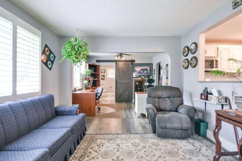 976 Yonge St photo 5