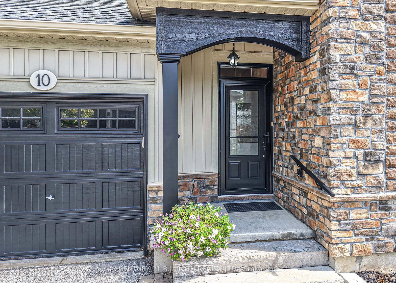 10 Canterbury Circle • Orillia, ON photo 4