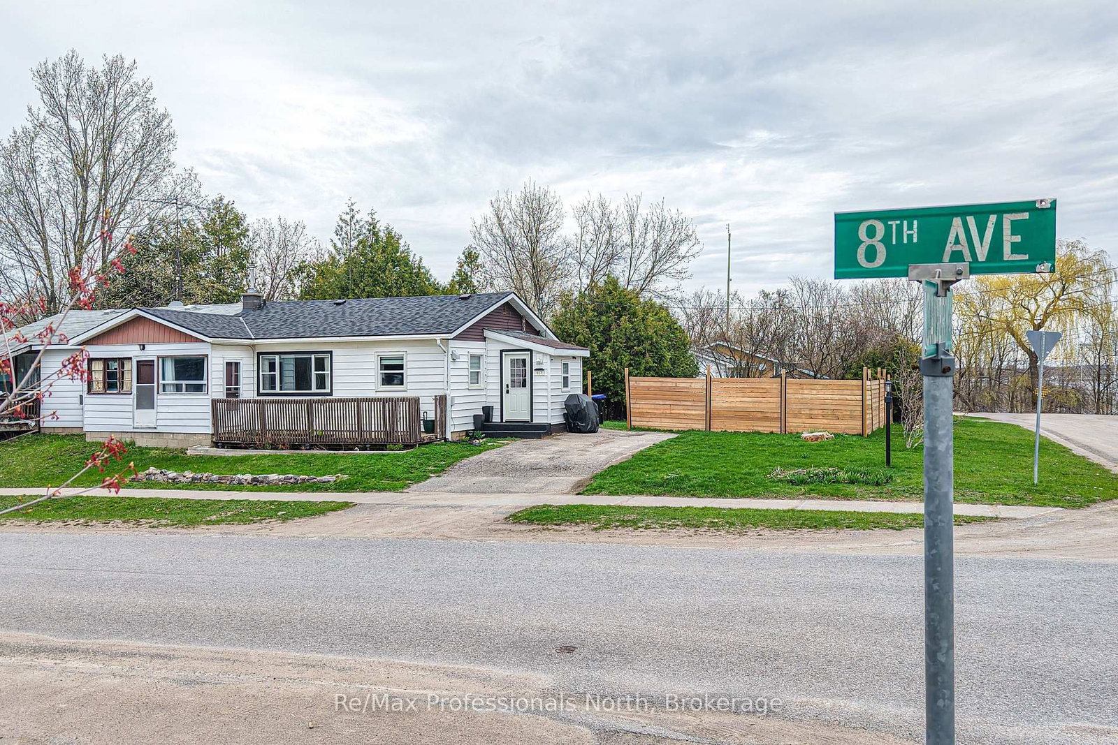 817 Eighth Avenue • Tay, ON photo 1