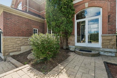 36 Sandringham Drive • Barrie, ON photo 2