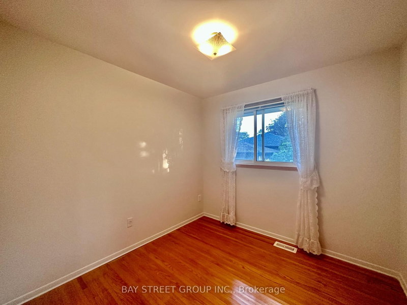 180 Rose St photo 5
