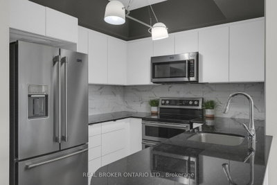 299 CUNDLES Road E • #604 • Barrie, ON photo 4