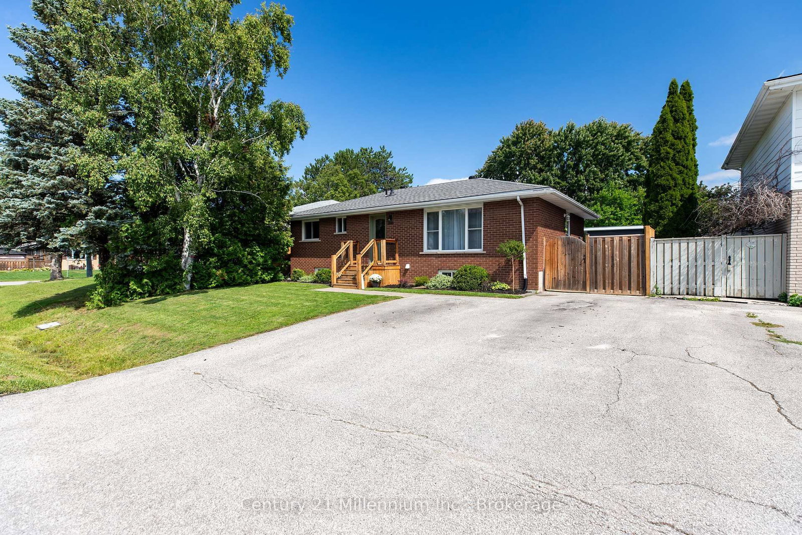 553 Spruce Street • Collingwood, ON photo 3
