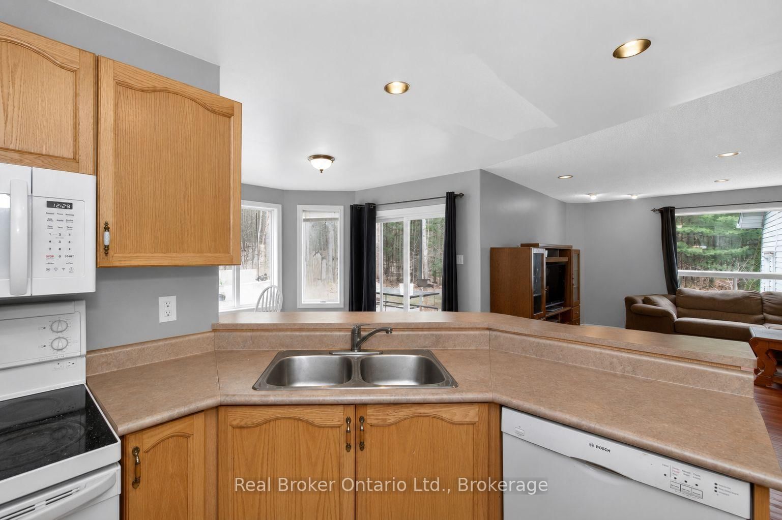 11 Campbell Court • Springwater, ON photo 4