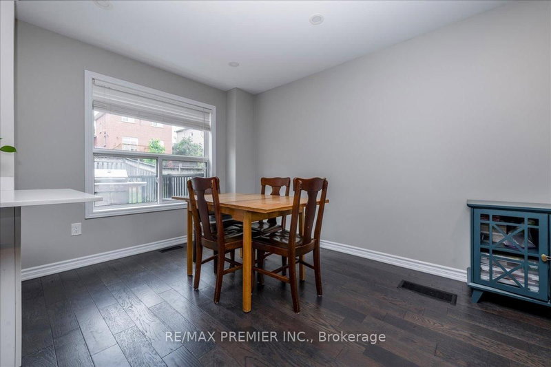 129 Chalmers Dr photo 4