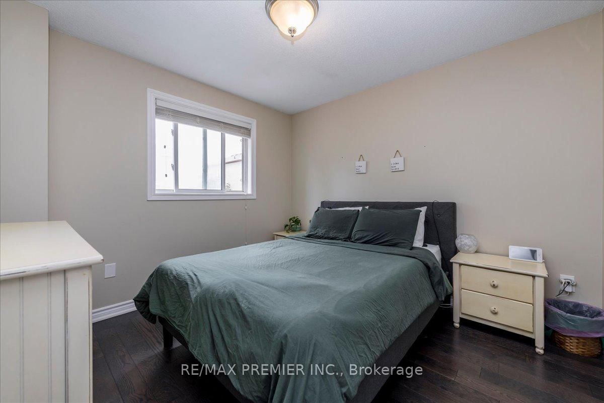 129 Chalmers Drive • Barrie, ON photo 9