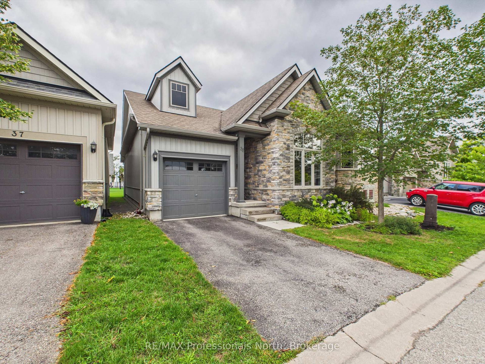 35 Canterbury Circle • Orillia, ON photo 2