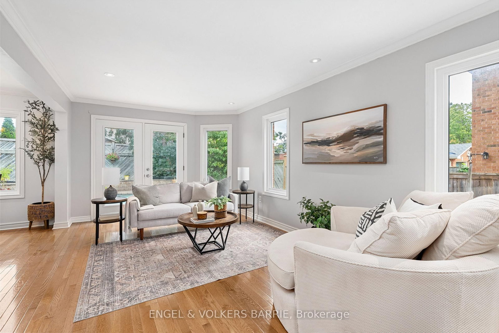 19 Grand Forest Drive • Barrie, ON photo 8