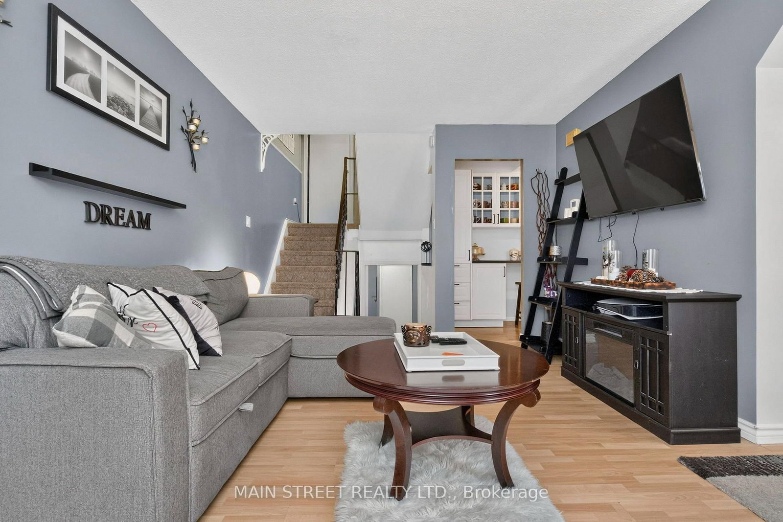 8 Robin Court • Barrie, ON photo 4