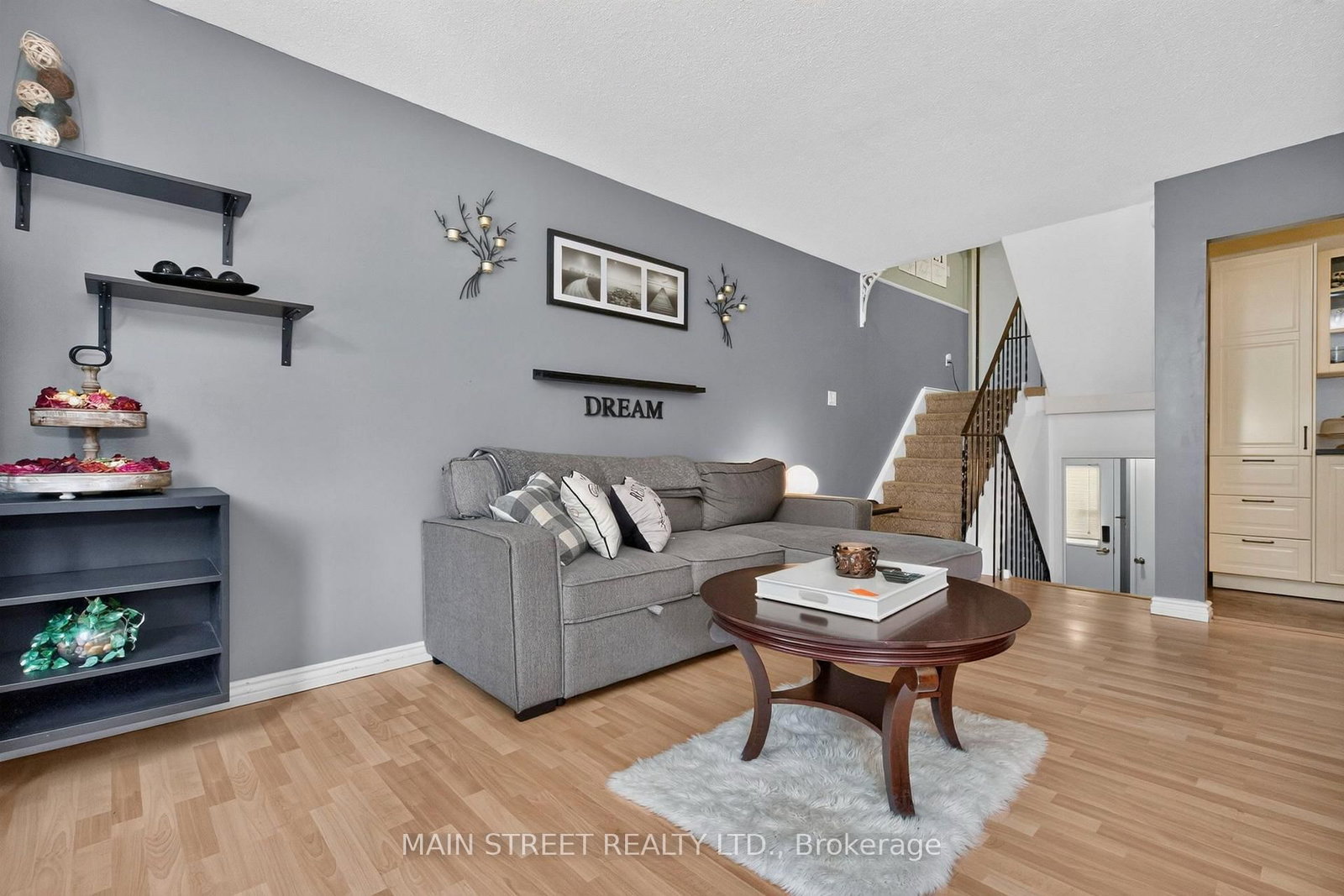 8 Robin Court • Barrie, ON photo 5