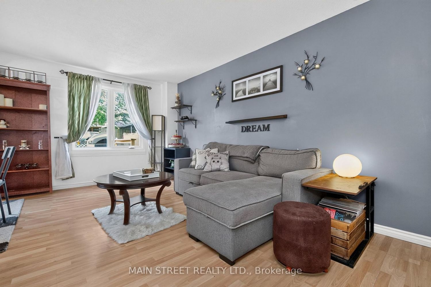 8 Robin Court • Barrie, ON photo 6
