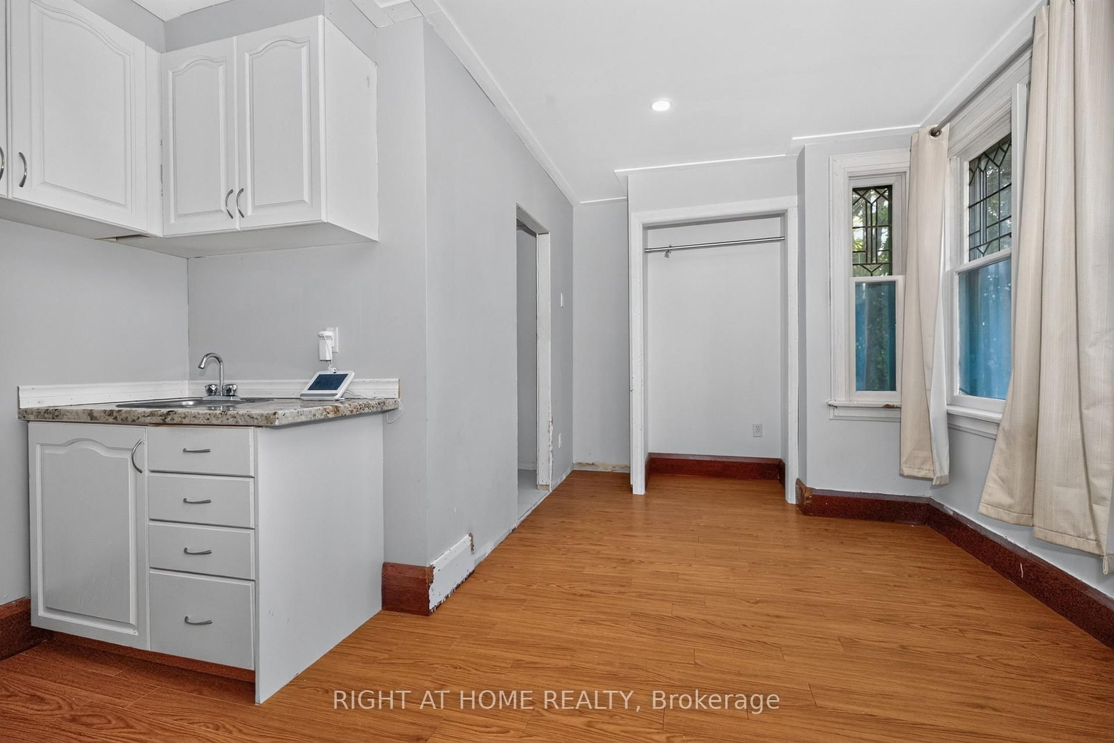 85 Maple Avenue • Barrie, ON photo 4