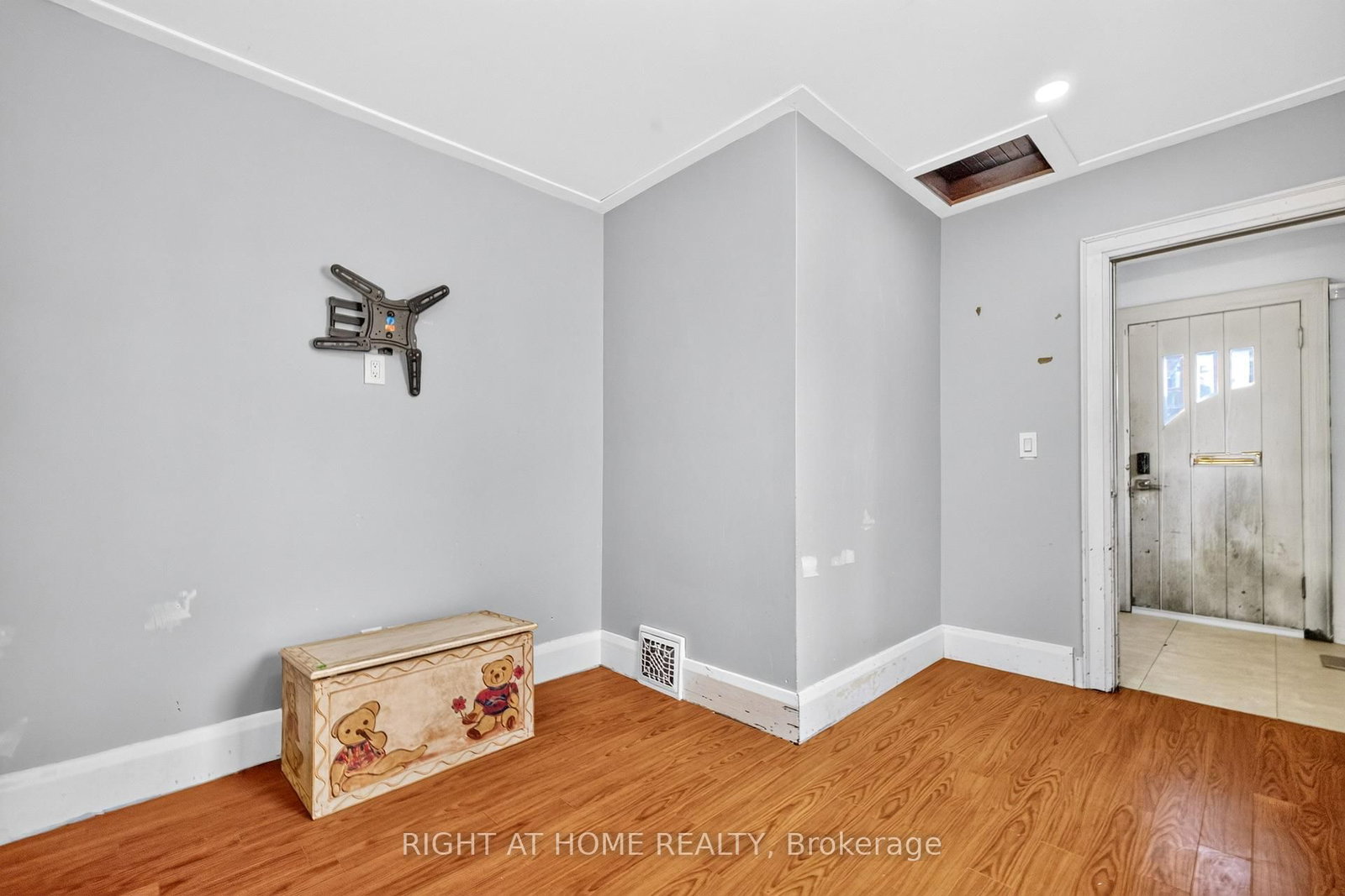 85 Maple Avenue • Barrie, ON photo 9