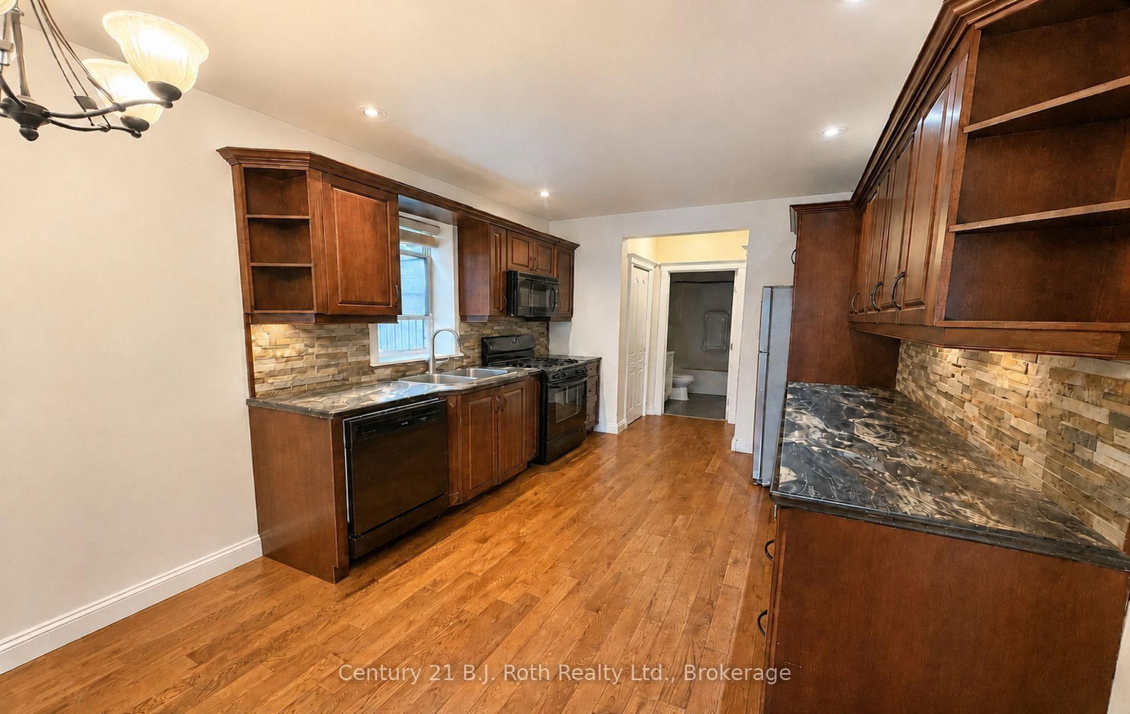 100 Cameron Street • Orillia, ON photo 4