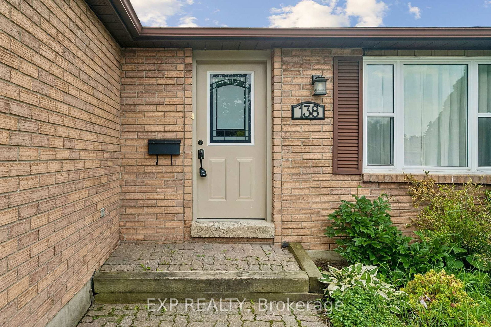 138 Lillian Crescent • Barrie, ON photo 3