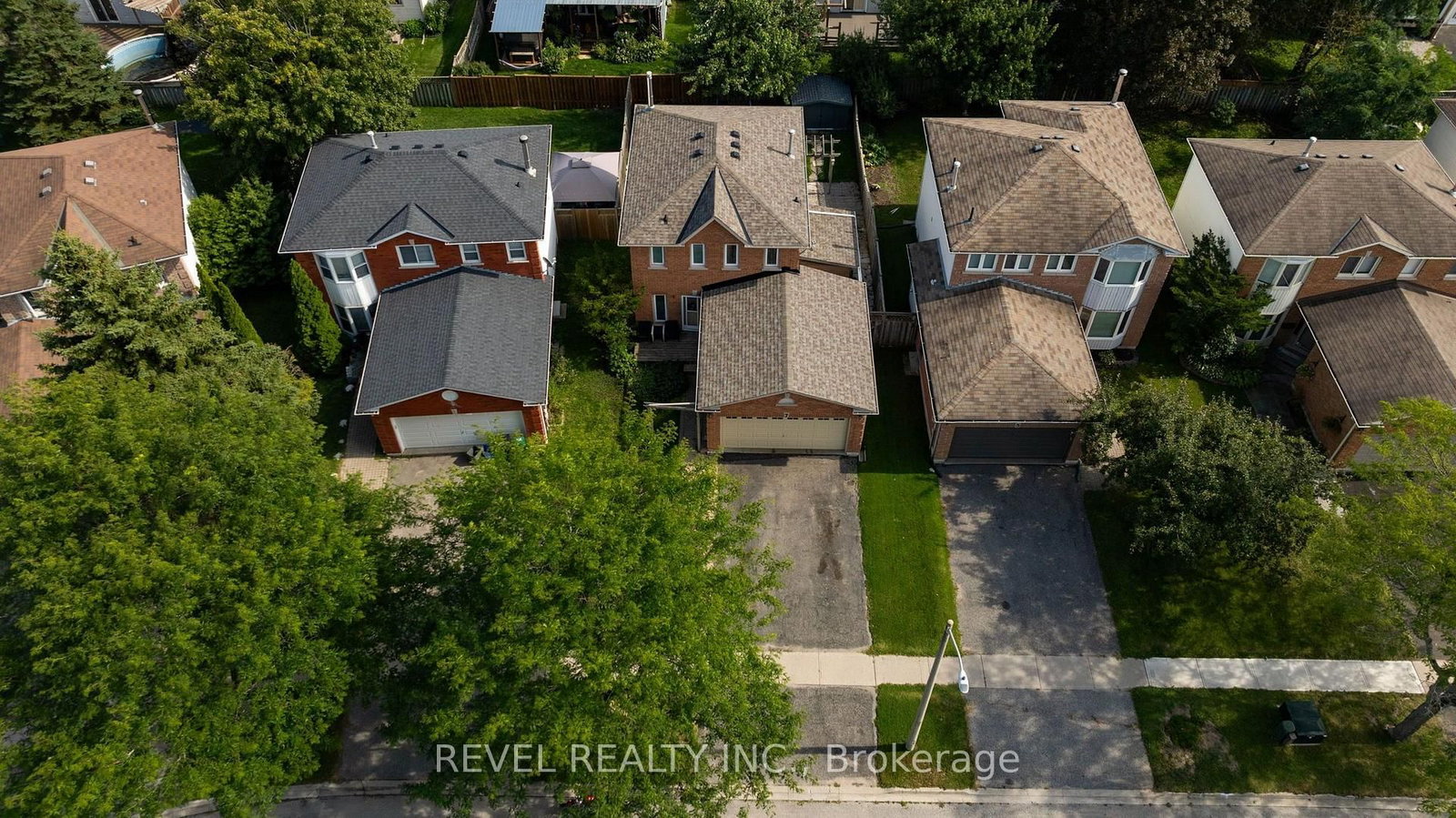 7 Penton Drive • Barrie, ON photo 2