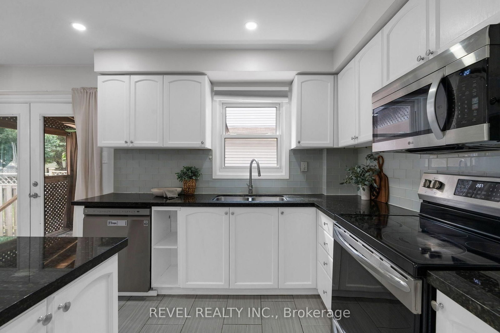 7 Penton Drive • Barrie, ON photo 9