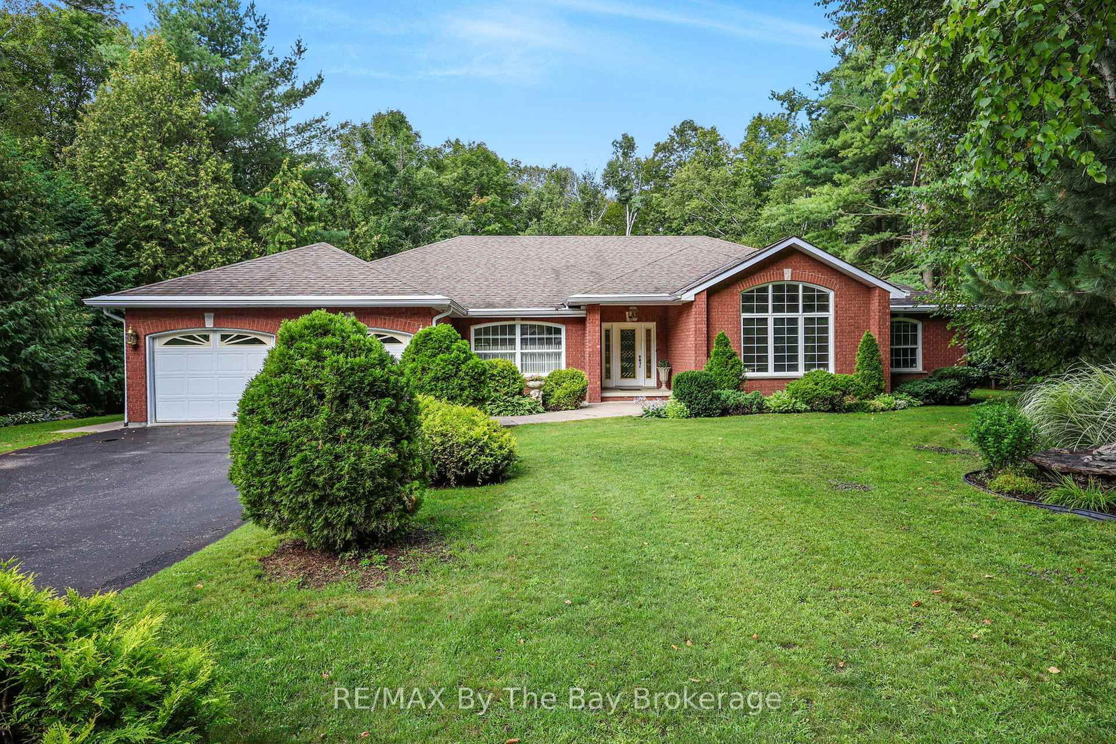 90 Goldfinch Crescent • Tiny, ON photo 1