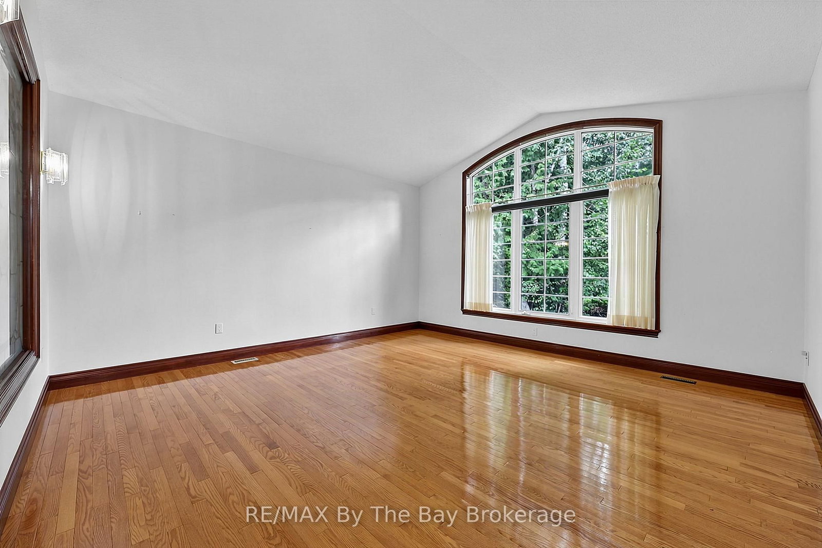 90 Goldfinch Crescent • Tiny, ON photo 13