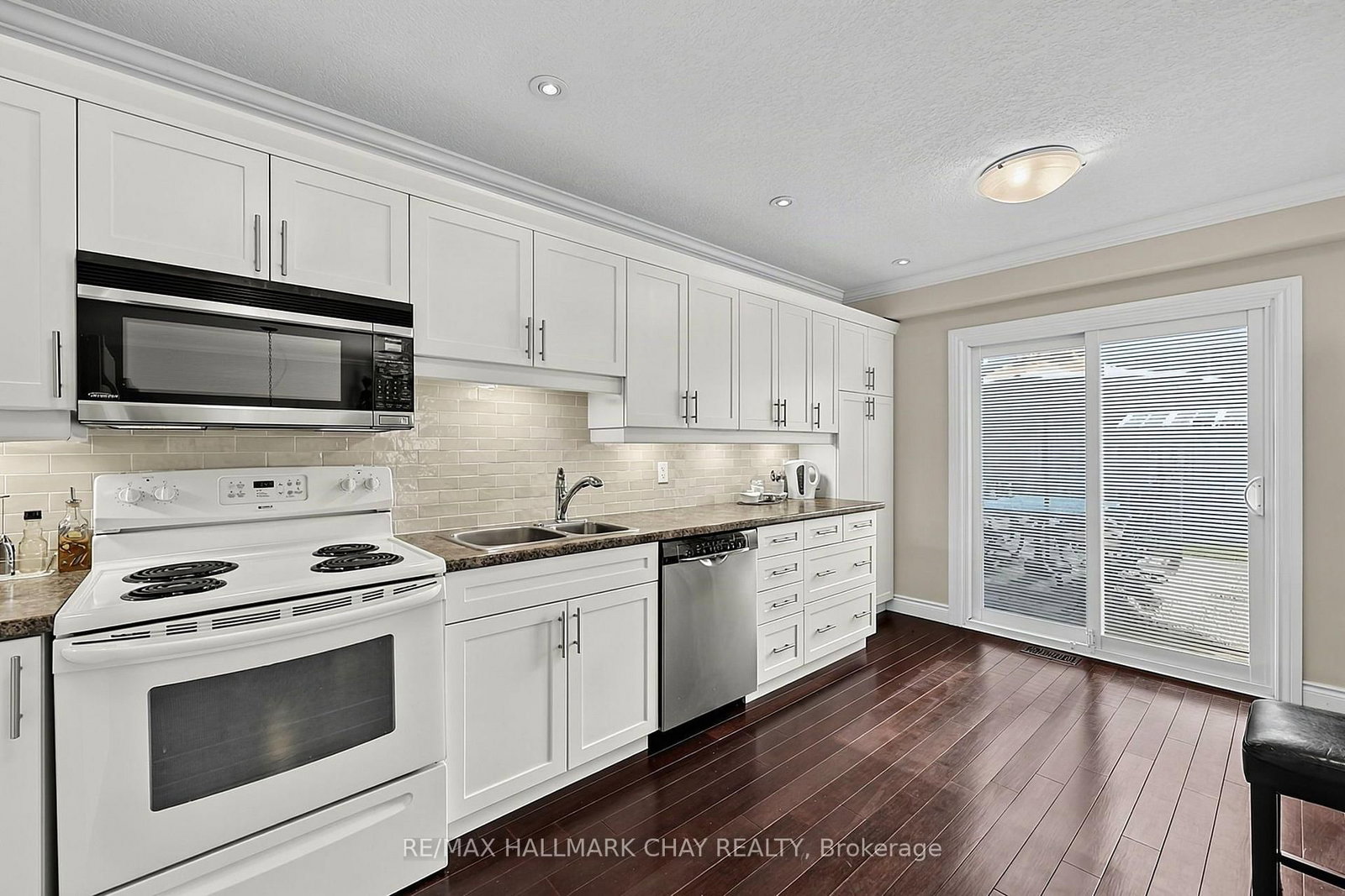 12 Grasett Crescent • Barrie, ON photo 4