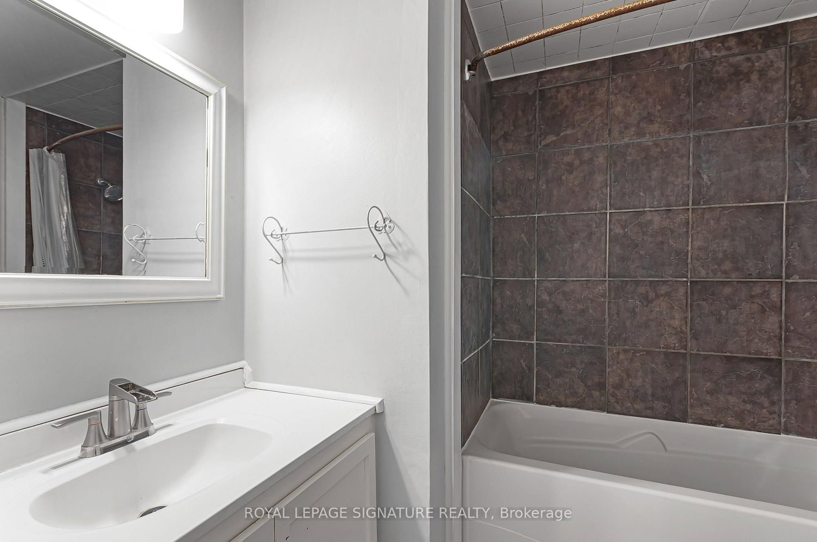 27 DAPHNE Crescent • Barrie, ON photo 12