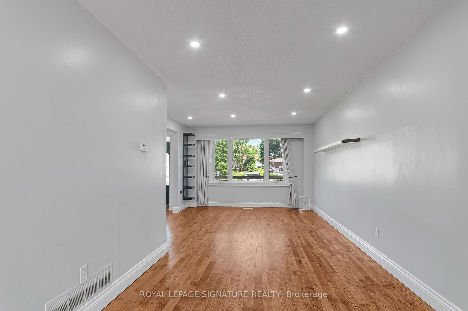 27 DAPHNE Crescent • Barrie, ON photo 6