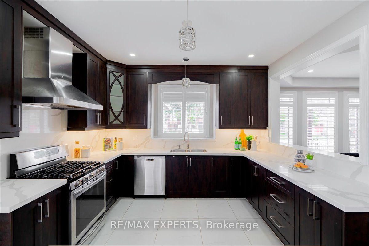 22 Travers Gate • Springwater, ON photo 13