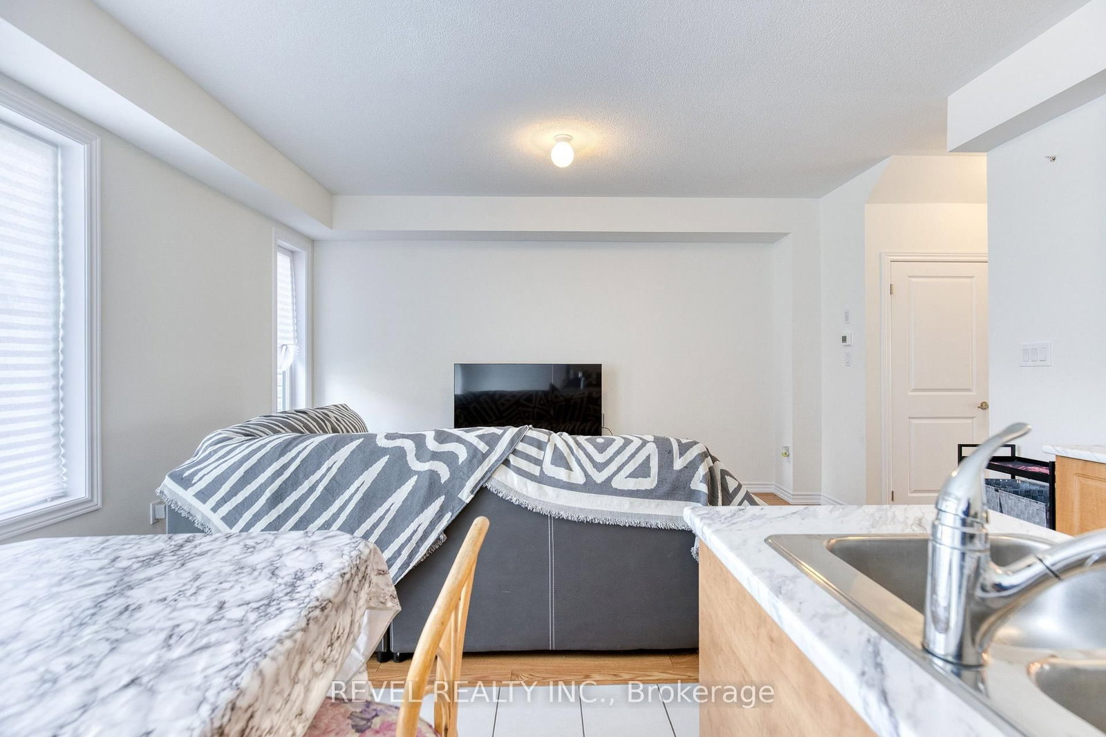 12 Hylton Drive • Barrie, ON photo 11