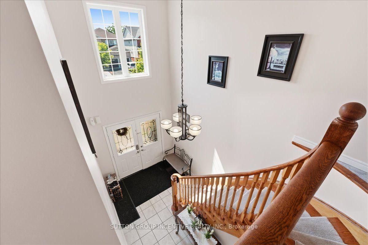 17 White Crescent • Barrie, ON photo 5