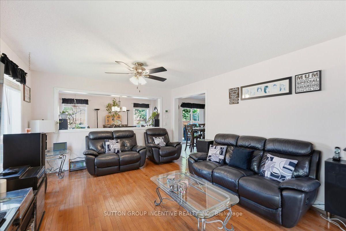 17 White Crescent • Barrie, ON photo 6