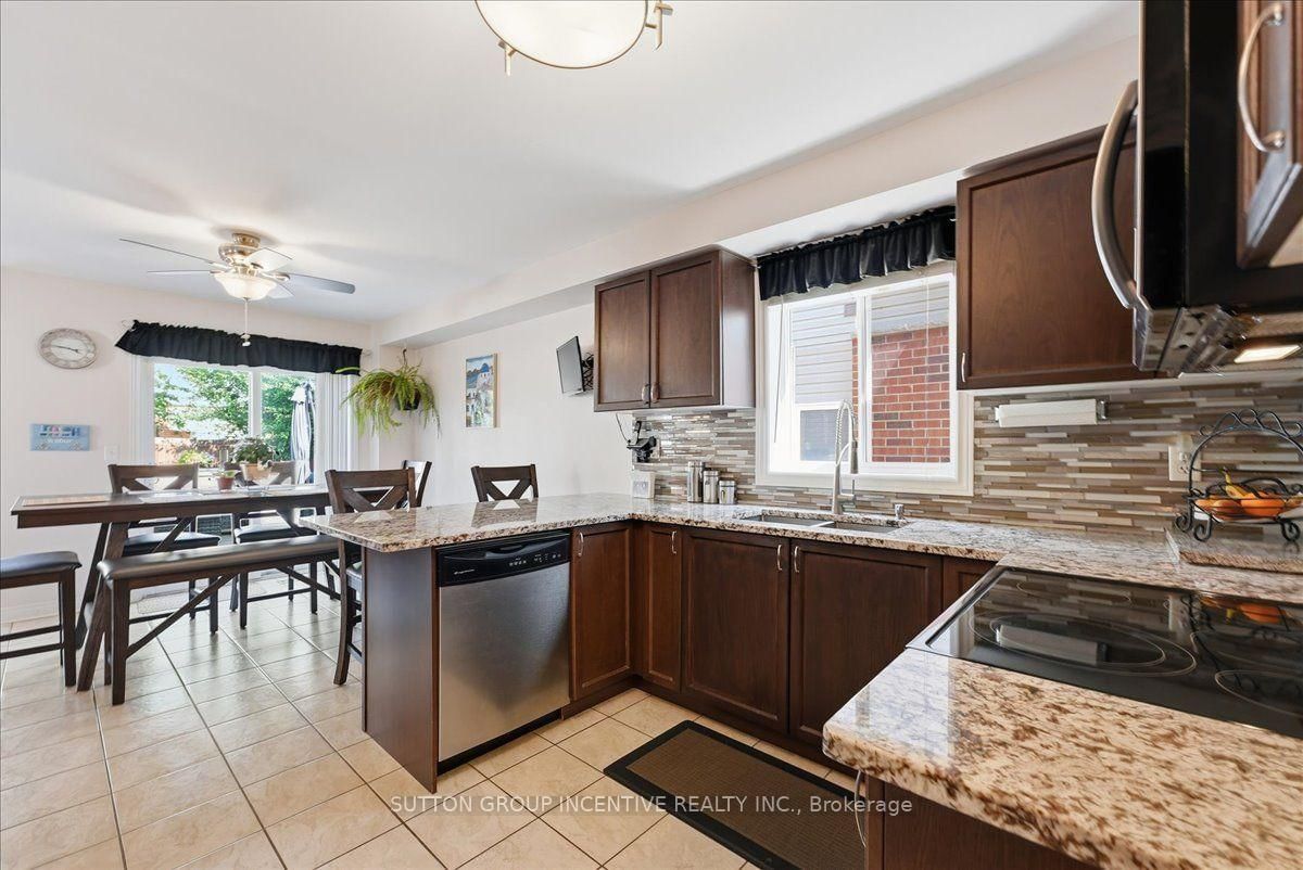 17 White Crescent • Barrie, ON photo 8
