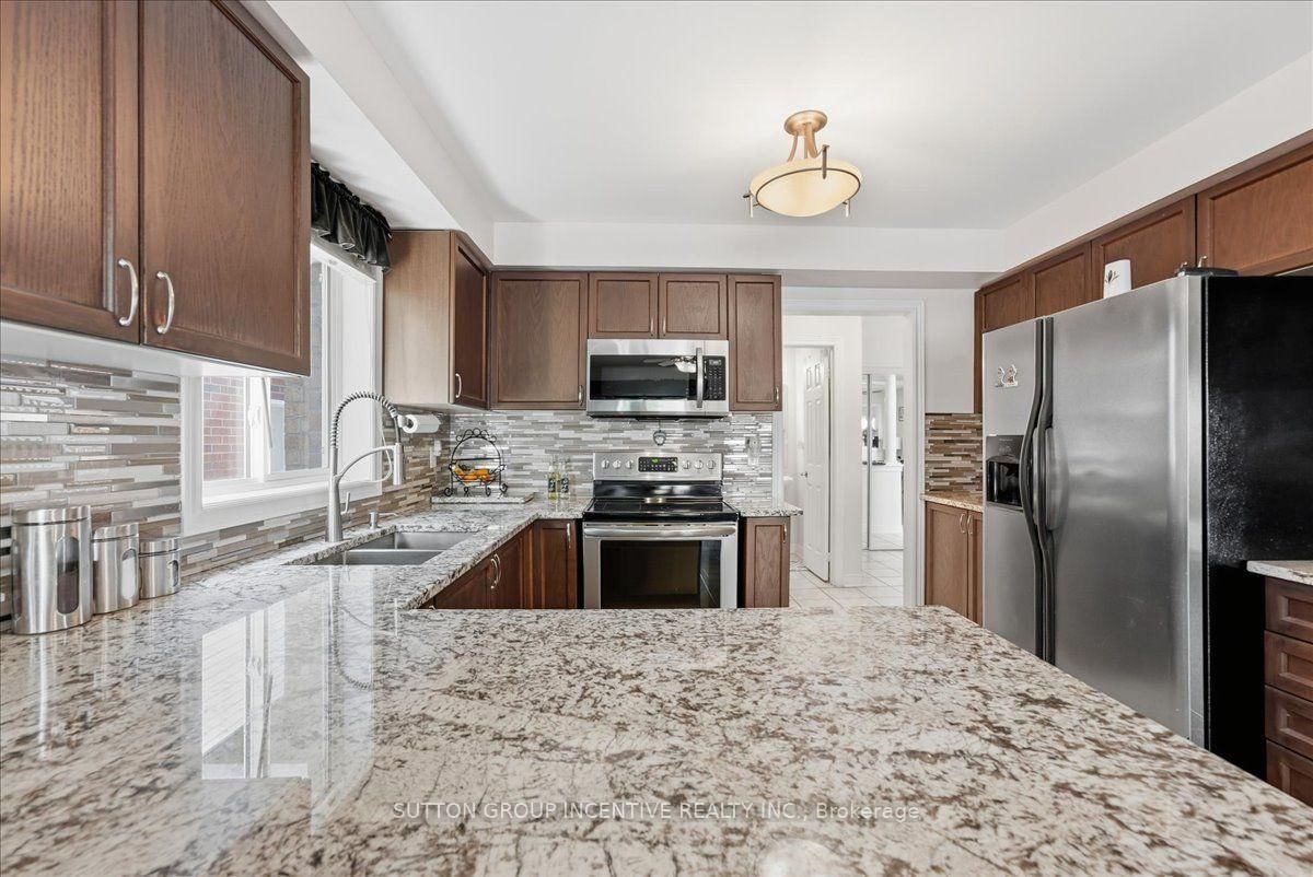 17 White Crescent • Barrie, ON photo 9