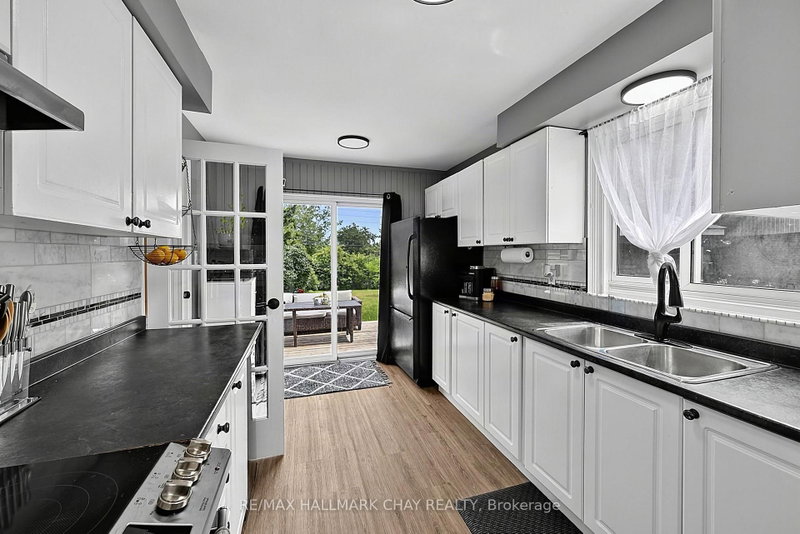 133 Daphne Cres photo 4