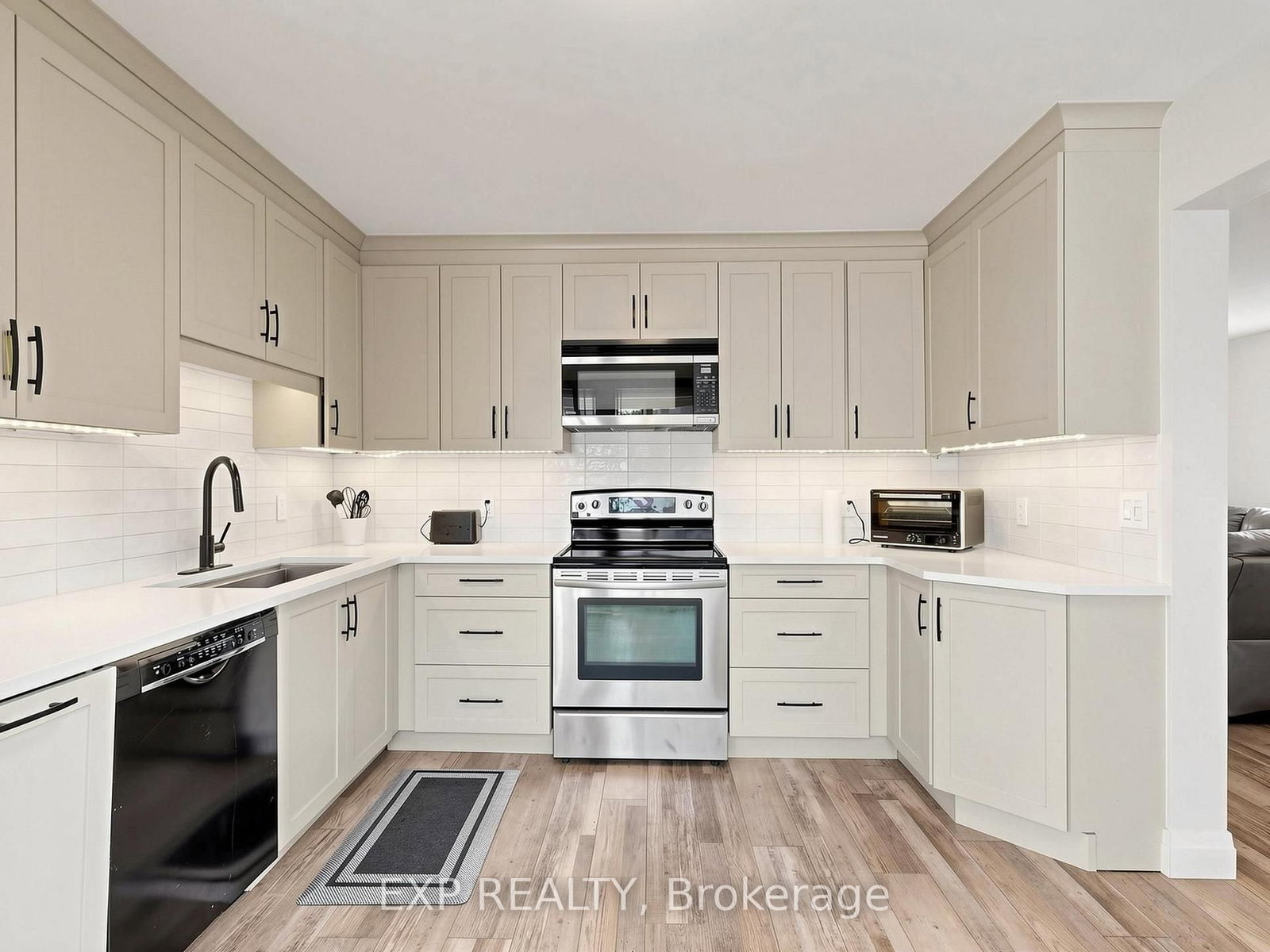 6 Booth Lane • Barrie, ON photo 9