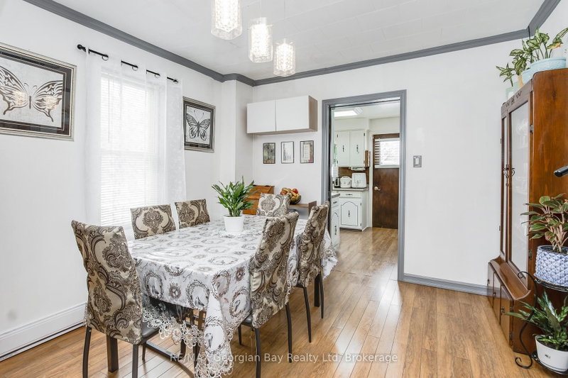 470 Manly St photo 4