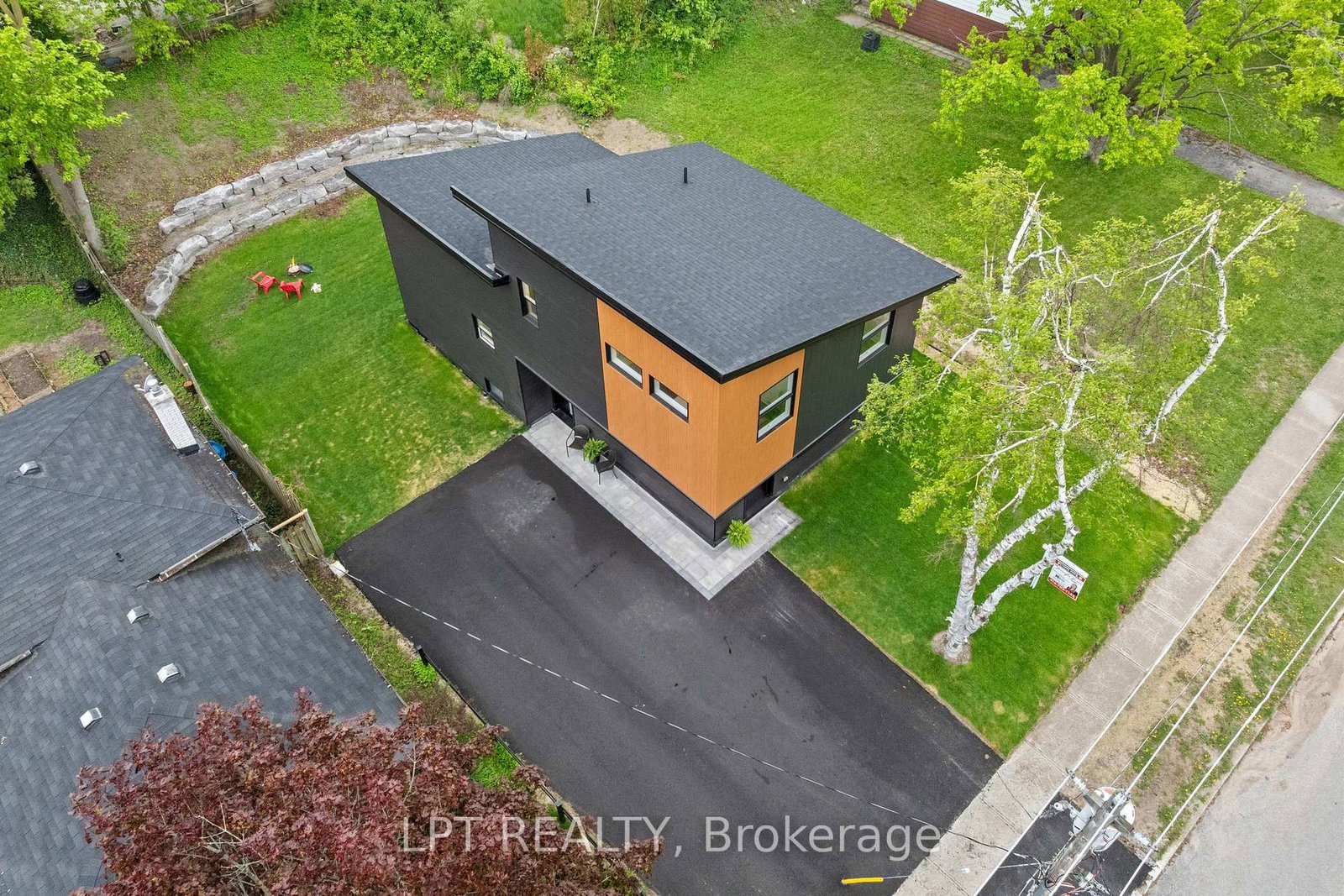 168 Berczy Street • Barrie, ON photo 4