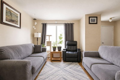85 Chaucer Crescent • Barrie, ON photo 4