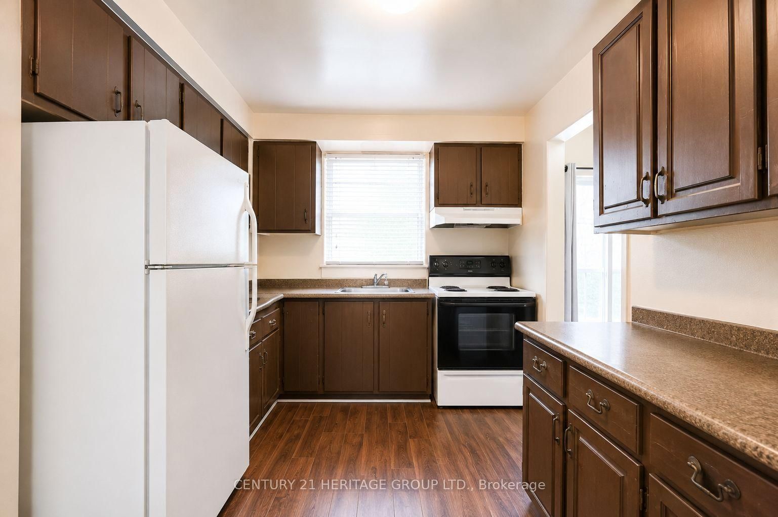 85 Chaucer Crescent • Barrie, ON photo 6