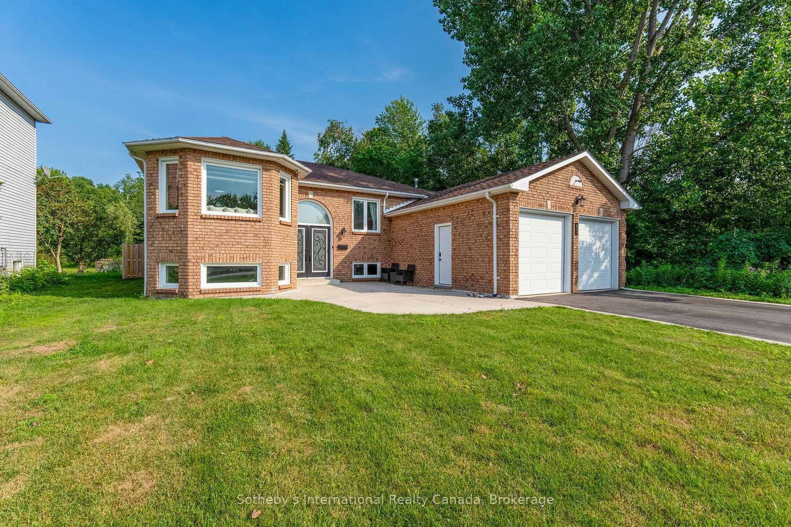 53 Royal Beech Drive • Wasaga Beach, ON photo 2
