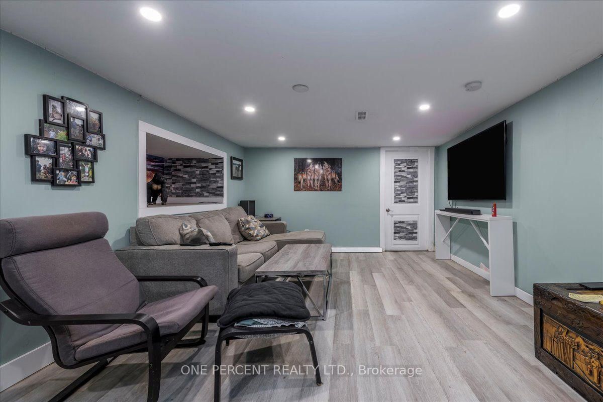 224 Foster Drive • Barrie, ON photo 3