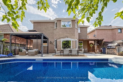 38 Felt Crescent • Barrie, ON photo 2