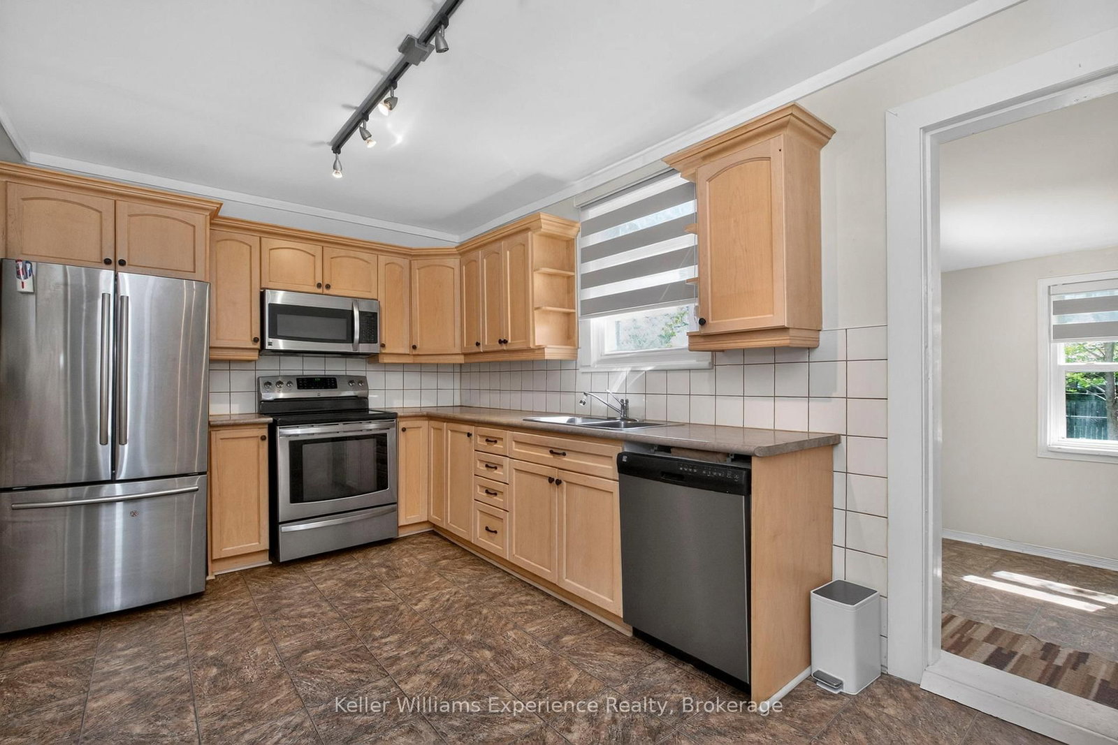 239 Oak Street • Clearview, ON photo 13