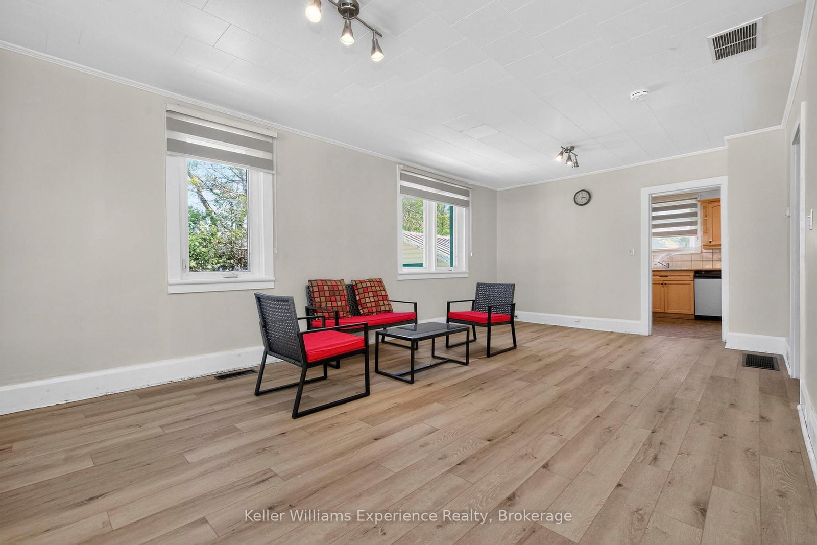 239 Oak Street • Clearview, ON photo 8