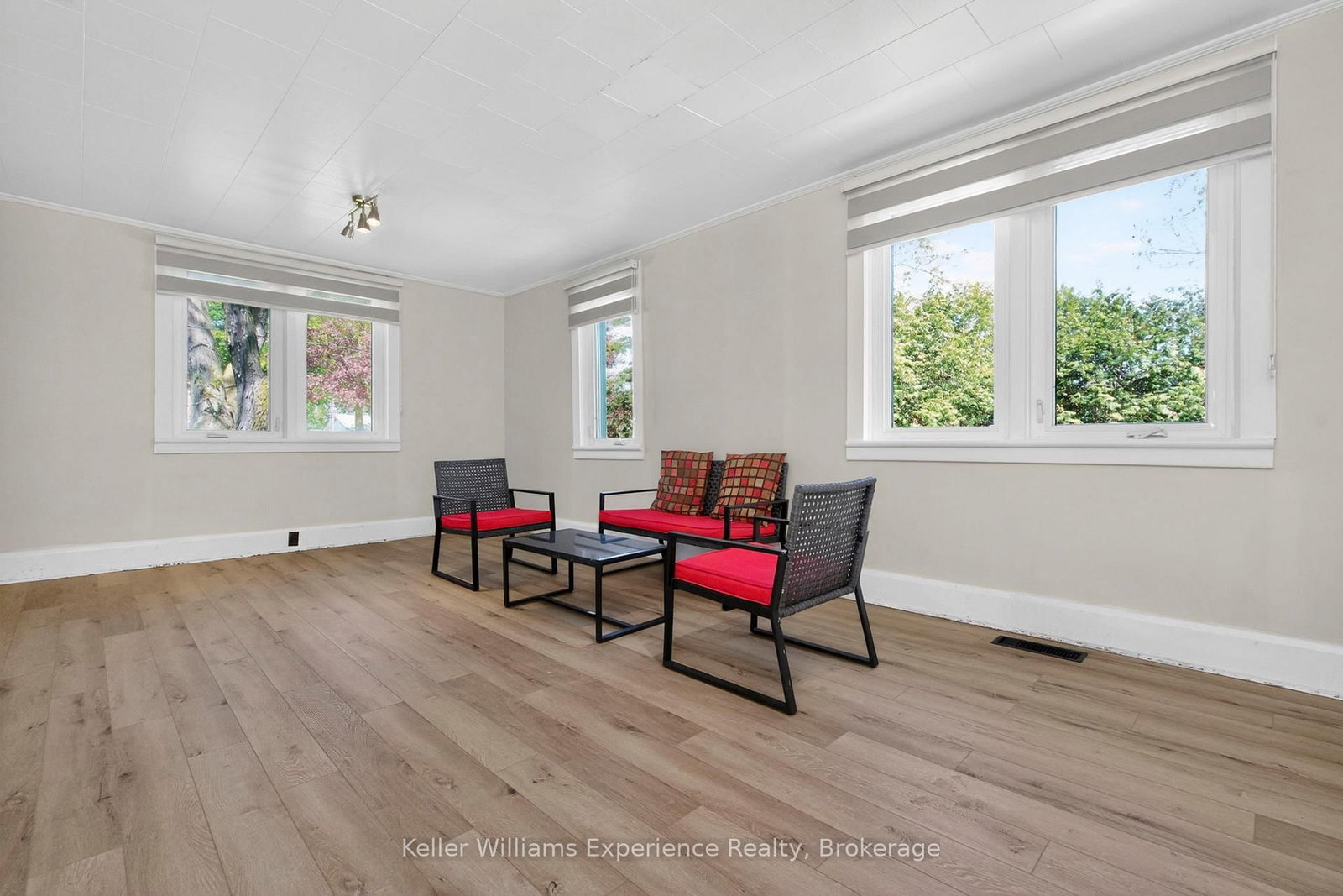 239 Oak Street • Clearview, ON photo 9
