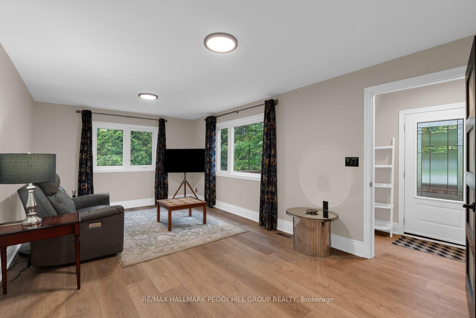 1387 Old Barrie Road photo 8