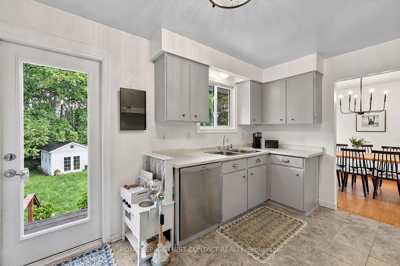 11 MacLaren Avenue • Barrie, ON photo 9